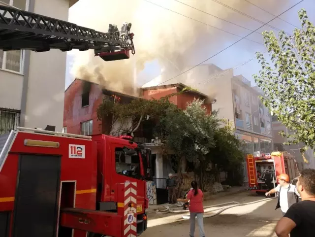Çatı katında çıkan yangın binayı sarmadan söndürüldü Çatı katında çıkan yangın binayı sarmadan söndürüldü