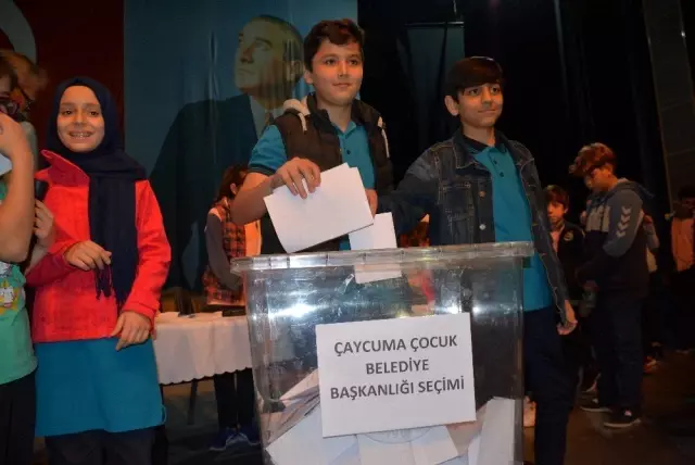 Çaycuma'da Çocuk Belediye Başkanı Nisanur Yıldırım oldu Çaycuma'da Çocuk Belediye Başkanı Nisanur Yıldırım oldu