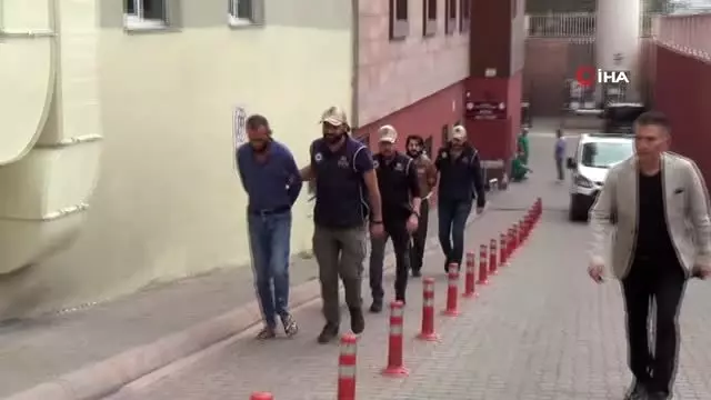 DEAŞ operasyonunda gözaltına alınan 3 kişi adliyeye sevk edildi DEAŞ operasyonunda gözaltına alınan 3 kişi adliyeye sevk edildi