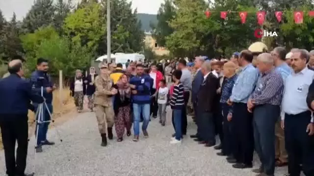 Derik'te şehit olan Uzman Çavuş Muhammed Önek son yolculuğuna uğurlanıyor Derik'te şehit olan Uzman Çavuş Muhammed Önek son yolculuğuna uğurlanıyor