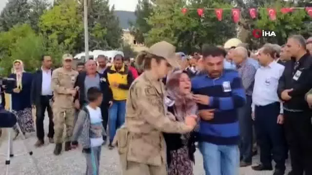 Derik'te şehit olan Uzman Çavuş Muhammed Önek son yolculuğuna uğurlanıyor Derik'te şehit olan Uzman Çavuş Muhammed Önek son yolculuğuna uğurlanıyor