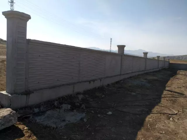 Develi'de mezarlık duvar yapım çalışmaları devam ediyor Develi'de mezarlık duvar yapım çalışmaları devam ediyor