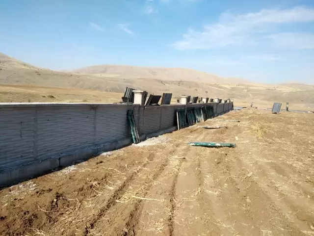 Develi'de mezarlık duvar yapım çalışmaları devam ediyor Develi'de mezarlık duvar yapım çalışmaları devam ediyor