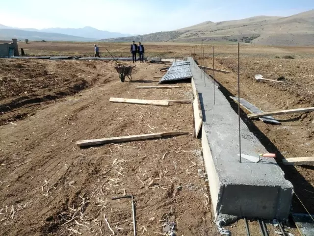 Develi'de mezarlık duvar yapım çalışmaları devam ediyor Develi'de mezarlık duvar yapım çalışmaları devam ediyor