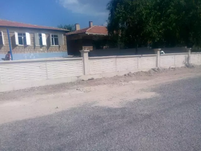 Develi'de mezarlık duvar yapım çalışmaları devam ediyor Develi'de mezarlık duvar yapım çalışmaları devam ediyor
