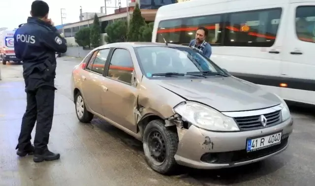 Direksiyon başında uyuyakalan sürücü, otomobiliyle 2 kişiye çarptı Direksiyon başında uyuyakalan sürücü, otomobiliyle 2 kişiye çarptı