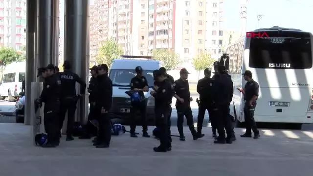 Diyarbakır'da hdp'li belediyelere terör operasyonu Diyarbakır'da hdp'li belediyelere terör operasyonu