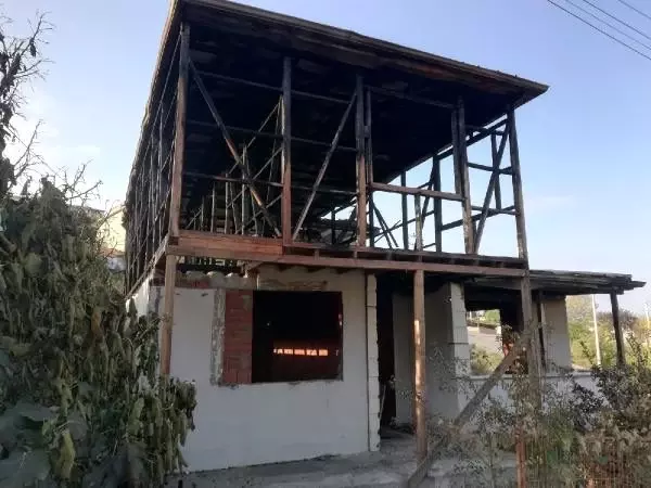 Dövdüğü gelininin evini yaktı Dövdüğü gelininin evini yaktı