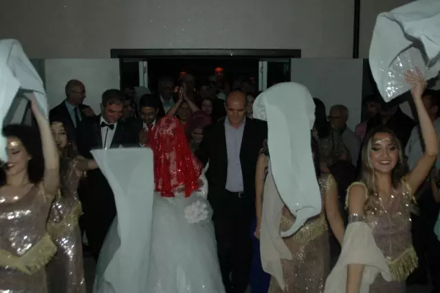 Down sendromlu Rabia'ya telli duvaklı düğün Down sendromlu Rabia'ya telli duvaklı düğün
