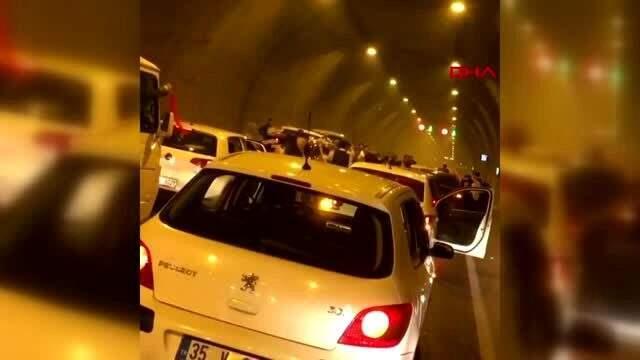 Düğüne giderken Konak Tüneli'nde halay çeken grup trafiği felç etti