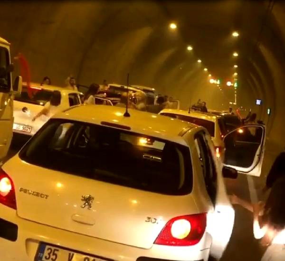 Düğüne giderken Konak Tüneli'nde halay çeken grup trafiği felç etti