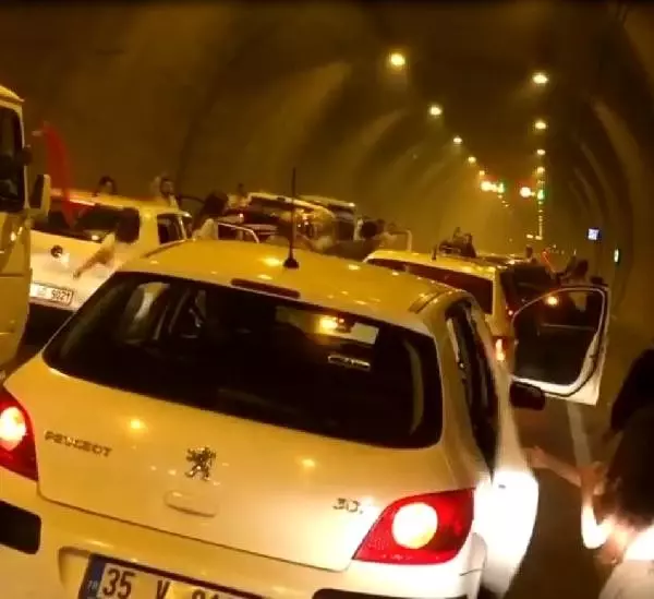 Düğüne giderken Konak Tüneli'nde halay çeken grup trafiği felç etti