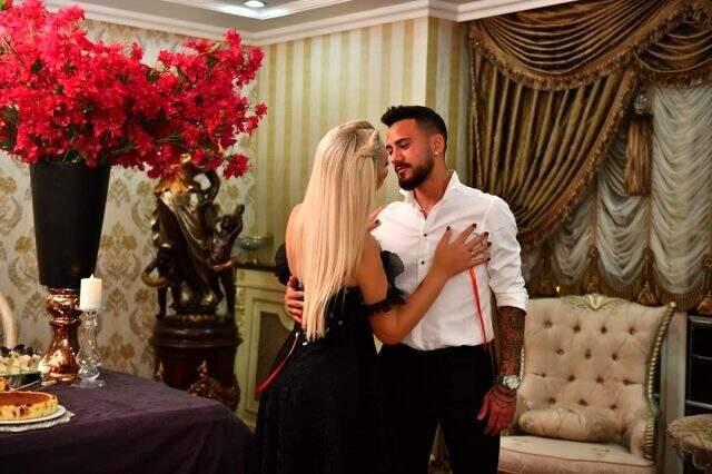 Düğününe bir hafta kalan Selin Ciğerci gelin hamamında oryantal oynatıp para taktı