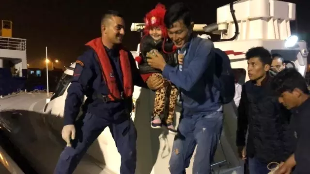 Ege Denizi'nde göçmen hareketliliği: 378 kişi yakalandı Ege Denizi'nde göçmen hareketliliği: 378 kişi yakalandı