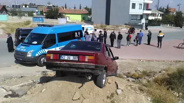 Ehliyetsiz sürücü polisten kaçarken anneyle kızına çarpıp kum yığınına saplandı
