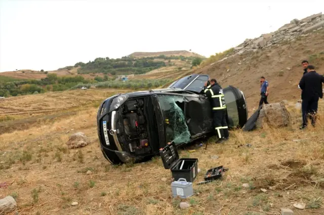 Ehliyetsiz sürücünün kullandığı otomobil uçuruma yuvarlandı: 1 ölü, 1 yaralı Ehliyetsiz sürücünün kullandığı otomobil uçuruma yuvarlandı: 1 ölü, 1 yaralı