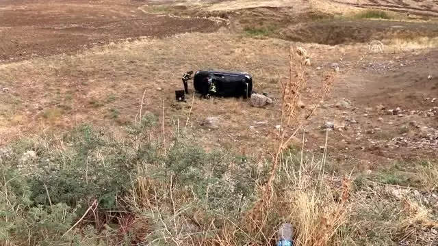 Ehliyetsiz sürücünün otomobili uçuruma yuvarlandı: 1 ölü, 1 yaralı Ehliyetsiz sürücünün otomobili uçuruma yuvarlandı: 1 ölü, 1 yaralı