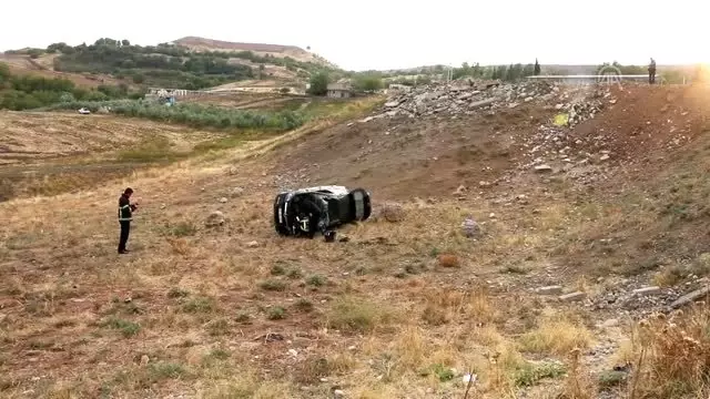 Ehliyetsiz sürücünün otomobili uçuruma yuvarlandı: 1 ölü, 1 yaralı Ehliyetsiz sürücünün otomobili uçuruma yuvarlandı: 1 ölü, 1 yaralı