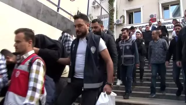 Emlak dolandırıcıları adliyeye sevk edildi Emlak dolandırıcıları adliyeye sevk edildi