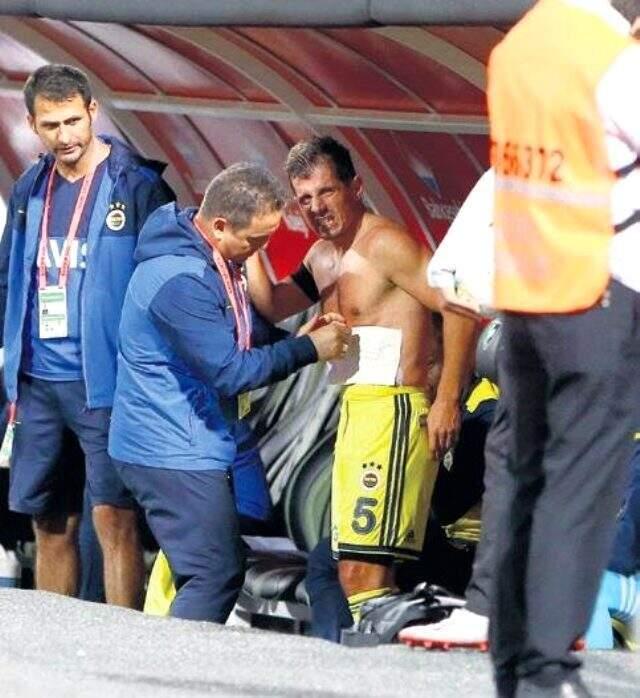 Emre Belözoğlu'ndan büyük fedakarlık! Çektiği acı yüzünden belli oldu
