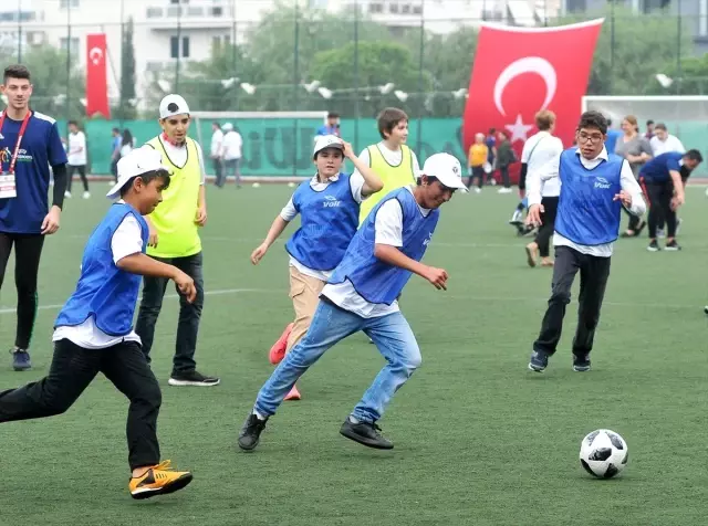 Engelli Futbolu Şenliği, İzmir'de yapıldı Engelli Futbolu Şenliği, İzmir'de yapıldı