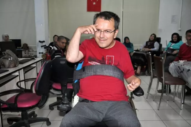 Engelli öğretmenden asker selamı