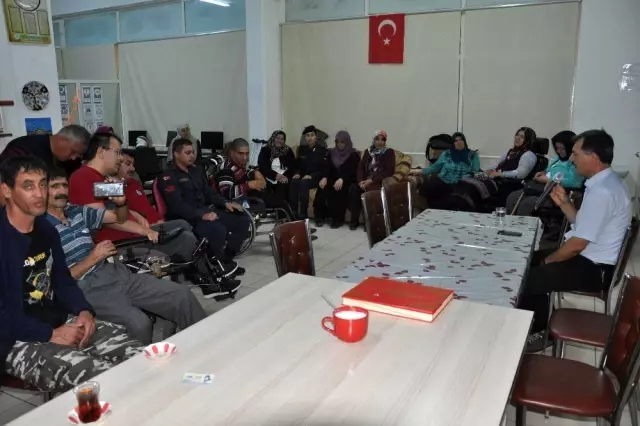 Engelli öğretmenden asker selamı Engelli öğretmenden asker selamı