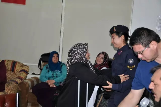Engelli öğretmenden asker selamı Engelli öğretmenden asker selamı