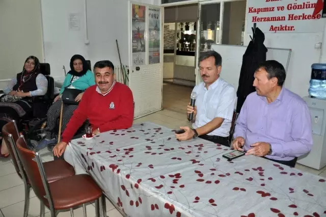Engelli öğretmenden asker selamı Engelli öğretmenden asker selamı