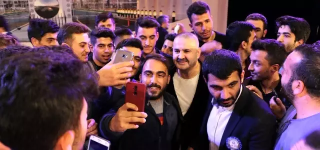 Erzincan'da Şafak Sezer'e öğrencilerden yoğun ilgi