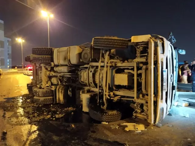 Esenler'de hafriyat kamyonu devrildi: 1 ağır yaralı