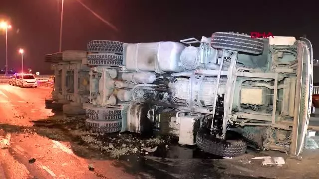 Esenler'de toprak yüklü hafriyat kamyonu devrildi: 1 yaralı Esenler'de toprak yüklü hafriyat kamyonu devrildi: 1 yaralı