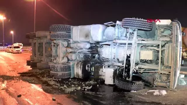 Esenler'de toprak yüklü hafriyat kamyonu devrildi: 1 yaralı Esenler'de toprak yüklü hafriyat kamyonu devrildi: 1 yaralı