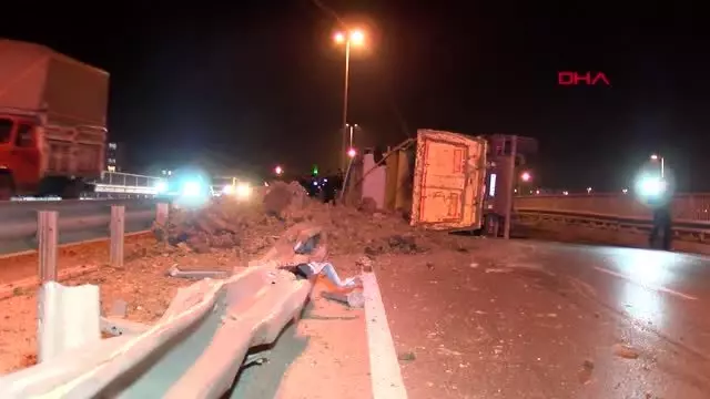 Esenler'de toprak yüklü hafriyat kamyonu devrildi: 1 yaralı Esenler'de toprak yüklü hafriyat kamyonu devrildi: 1 yaralı