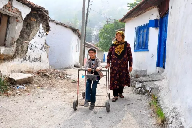 Felçli çocuk inşaat demirleriyle hayata tutundu