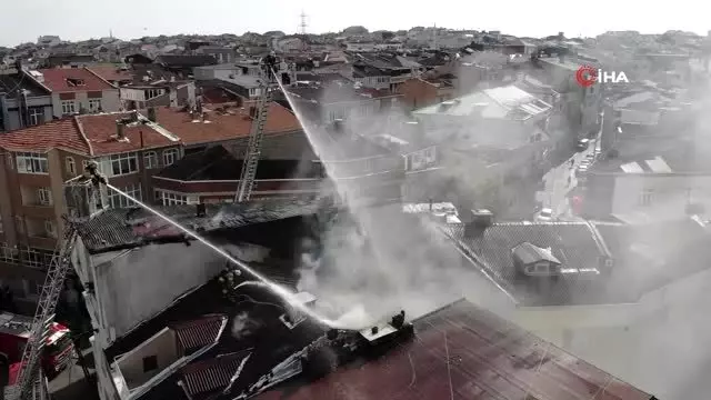 Gaziosmanpaşa'da korkutan çatı yangını havadan görüntülendi Gaziosmanpaşa'da korkutan çatı yangını havadan görüntülendi