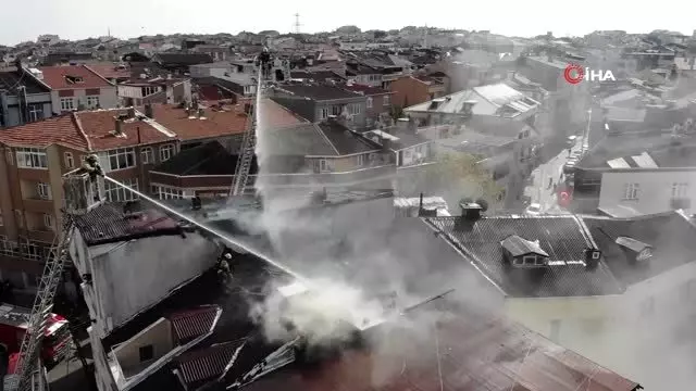 Gaziosmanpaşa'da korkutan çatı yangını havadan görüntülendi Gaziosmanpaşa'da korkutan çatı yangını havadan görüntülendi