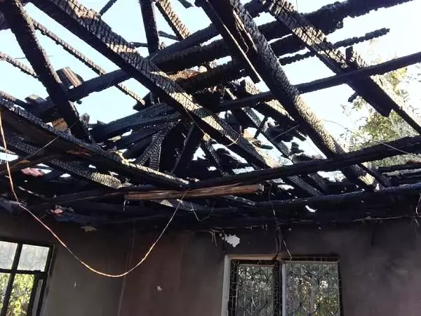 Gecekondu yandı, 4 kişilik aile sokakta kaldı Gecekondu yandı, 4 kişilik aile sokakta kaldı
