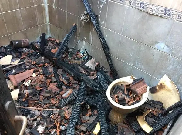 Gecekondu yandı, 4 kişilik aile sokakta kaldı Gecekondu yandı, 4 kişilik aile sokakta kaldı