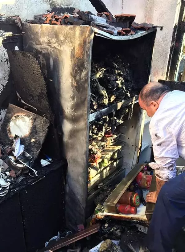 Gecekondu yandı, 4 kişilik aile sokakta kaldı Gecekondu yandı, 4 kişilik aile sokakta kaldı