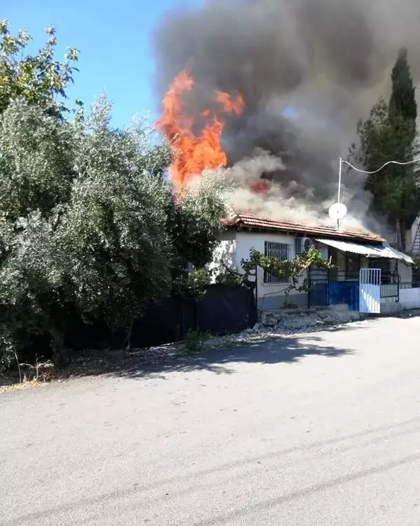 Gecekondu yandı, 4 kişilik aile sokakta kaldı Gecekondu yandı, 4 kişilik aile sokakta kaldı