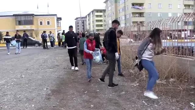 Gönüllüler farkındalık için temizlik yaptı Gönüllüler farkındalık için temizlik yaptı