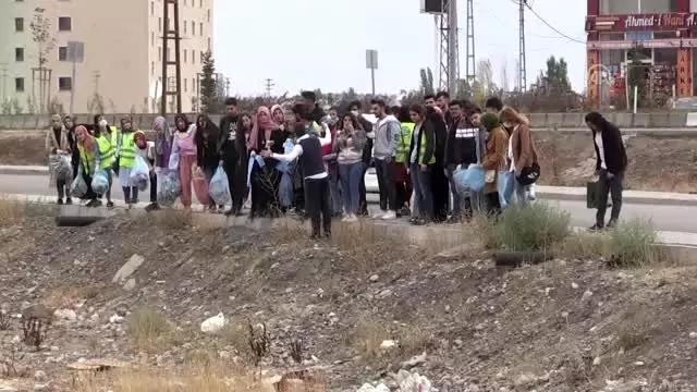 Gönüllüler farkındalık için temizlik yaptı Gönüllüler farkındalık için temizlik yaptı