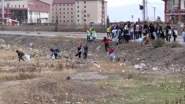 Gönüllüler farkındalık için temizlik yaptı Gönüllüler farkındalık için temizlik yaptı