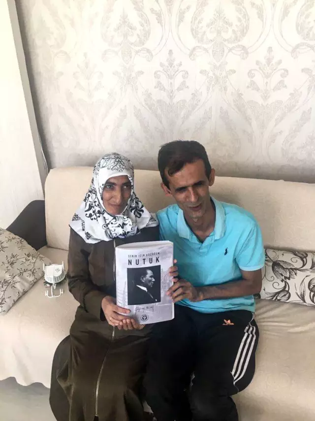 Görme engellilere özel olarak hazırlanan Nutuk'a Türkiye'den ilgi büyük Görme engellilere özel olarak hazırlanan Nutuk'a Türkiye'den ilgi büyük