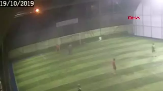 Halı sahadaki ölüm kamerada! Arkadaşları yardımına koştu ancak kurtarılamadı Halı sahadaki ölüm kamerada! Arkadaşları yardımına koştu ancak kurtarılamadı