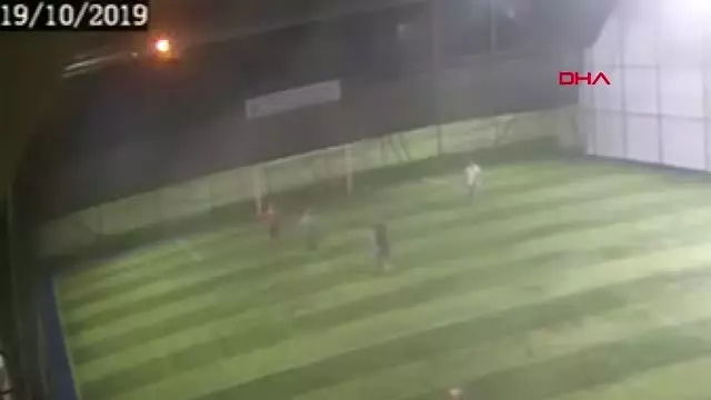 Halı sahadaki ölüm kamerada! Arkadaşları yardımına koştu ancak kurtarılamadı Halı sahadaki ölüm kamerada! Arkadaşları yardımına koştu ancak kurtarılamadı