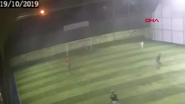 Halı sahadaki ölüm kamerada! Arkadaşları yardımına koştu ancak kurtarılamadı Halı sahadaki ölüm kamerada! Arkadaşları yardımına koştu ancak kurtarılamadı