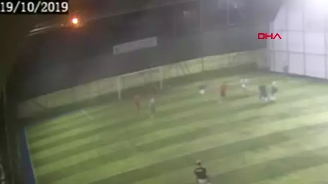 Halı sahadaki ölüm kamerada! Arkadaşları yardımına koştu ancak kurtarılamadı Halı sahadaki ölüm kamerada! Arkadaşları yardımına koştu ancak kurtarılamadı