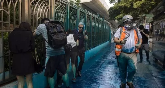 Hong Kong lideri TOMA'lardan tazyikli su sıkılarak boyanan camiyi ziyaret edip özür diledi